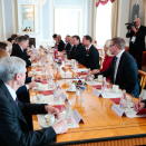 Samtalene i Presidentpalasset fortsatte med møte mellom norsk og latvisk delegasjon. Foto: Lise Åserud / NTB scanpix